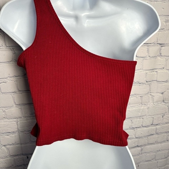 Cute red one shoulder crop top - Picture 3 of 3